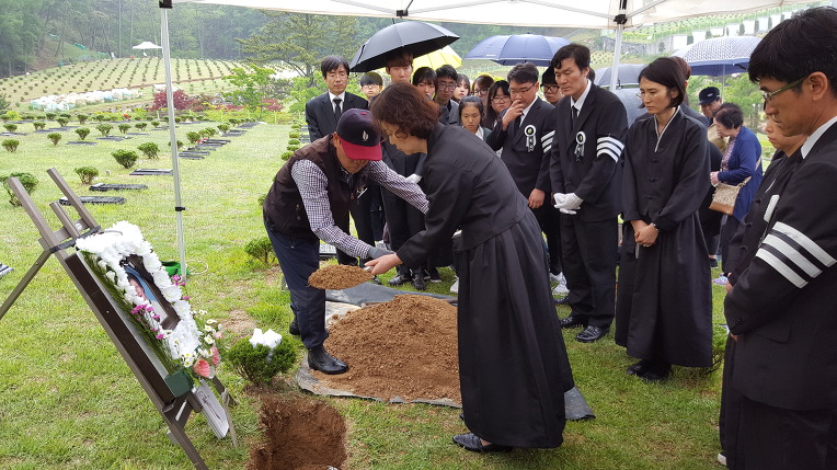 이렇게 가시는 것입니까? 고 김보옥 영가님!