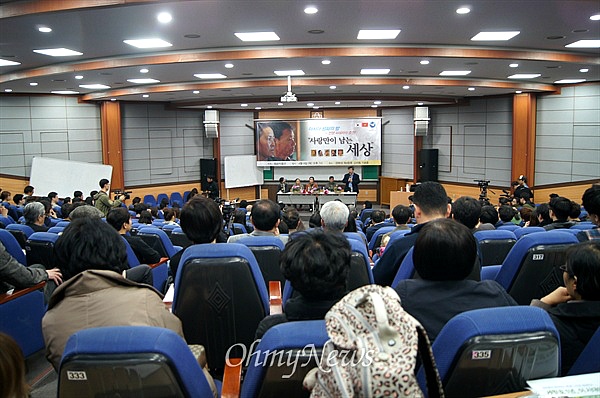 베트남 학살 피해자 앞에 무릎꿇은 명진 스님