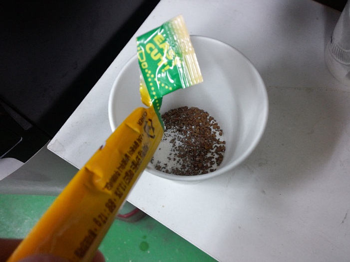 일회용커피 마실때 당신의 습관은?