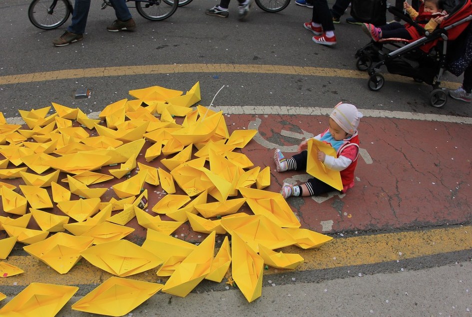 여의도 벚꽃축제장의 노란 종이배와 아이   (20150412)