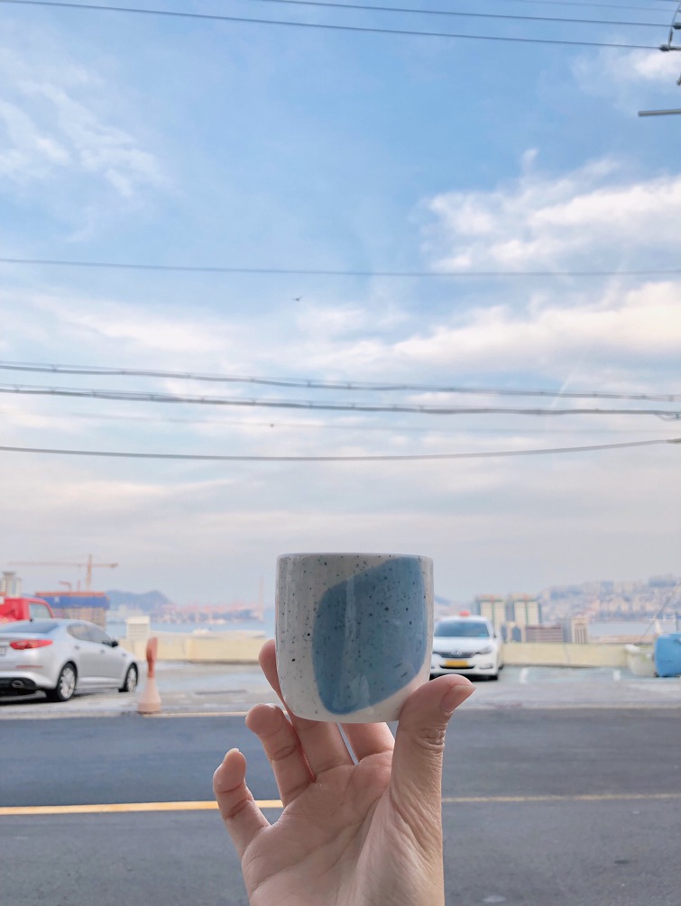 꽃비가 흩날리는 산아래  커피 좀 더 환하게 단장