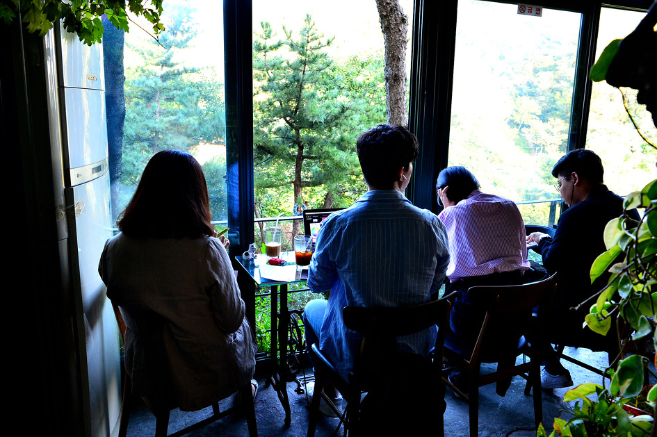 부암동 전망 좋은 카페에서 커피를 마시고~