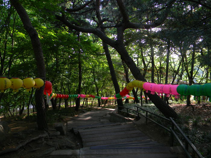 아차산 영화사의 오래된 보물이자 밥줄, 미륵석불입상 (미륵전, 오색연등이 걸린 숲길, 대웅전)