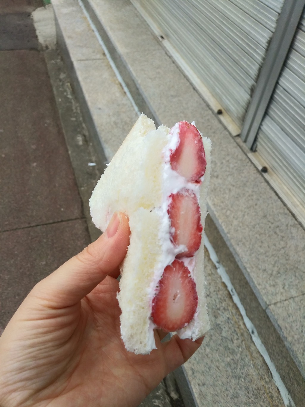 편의점 빵 딸기생크림샌드위치 