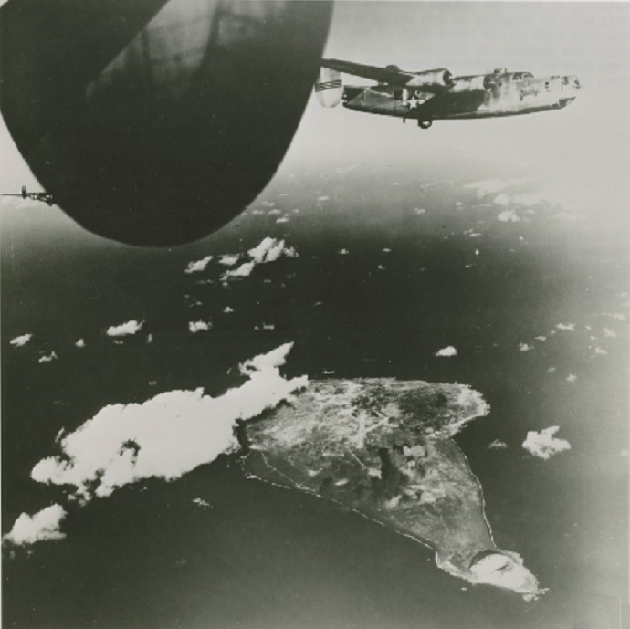 미 육군 제 7항공대 B-24 폭격기 편대의 이오지마 폭격 - USAAF 7th Air Force B-24 Liberator Bomber bombing on Iwo Jima
