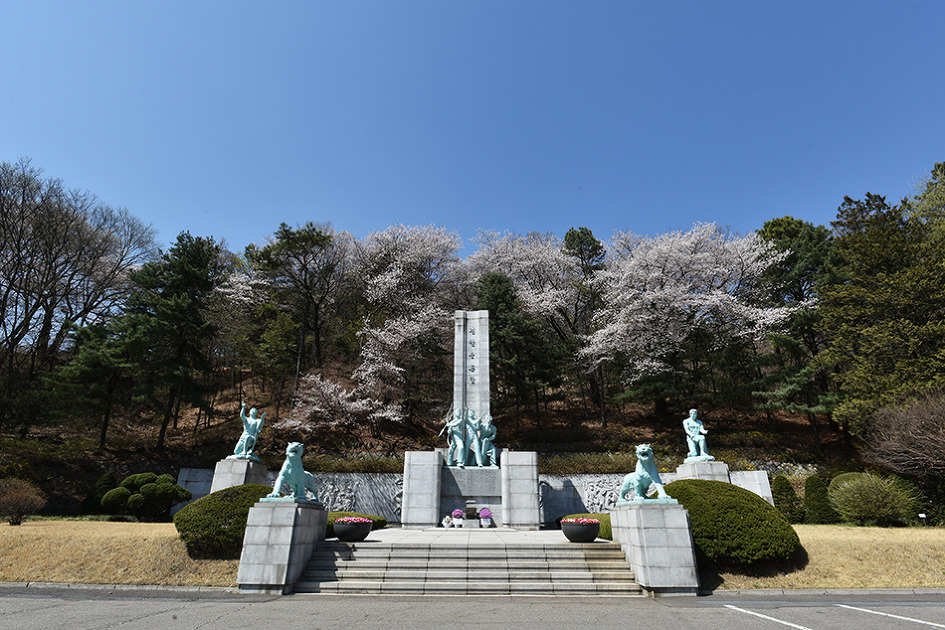 국립현충원의 봄