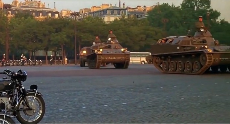 파리 개선문의 프랑스 육군 AMX-13 경전차 (자칼의 날: 1973) - French Army AMX-13 Light Tank in the Paris / The day of the Jakal(1973)
