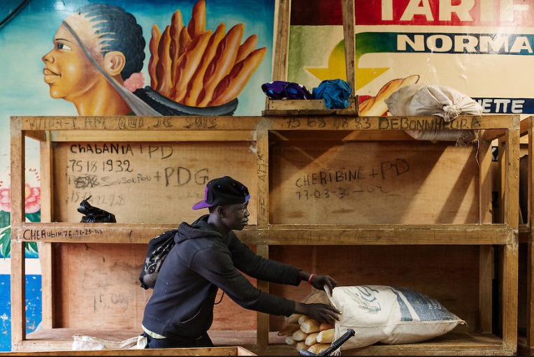 중앙 아프리카 공화국 방기 거리의 바게트 장수들 - Central African Republic Bangui street baguette seller